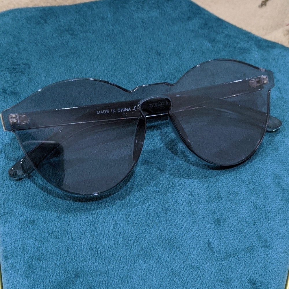 Stylish Gray Sunglasses In Pouch